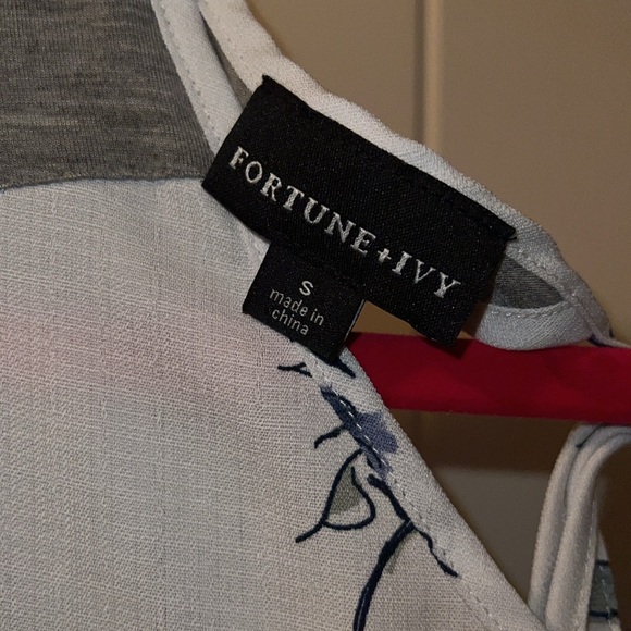 Fortune and Ivy “Cheylee” Tie Back Mixed Media blouse. Size Small - Picture 3 of 5